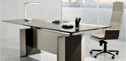 Scrivania direzionale De Symetria con piano in legno impiallacciato Ebano o Lati, inserto in pelle lungo tutto il piano, gambe con fianchi impiallacciati e bordi rivestiti in pelle, completa di veletta di cortesia coordinata per uffici direzionali di rappresentanza.