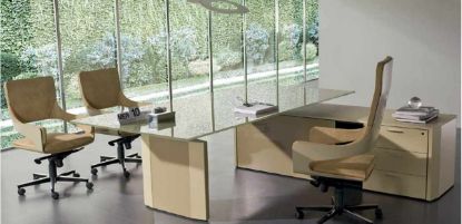 Scrivania direzionale De Symetria con piano in cristallo extrachiaro trasparente spessore 15 mm e inserto in pelle su tutta la lunghezza, abbinata a mobile di servizio portante con top e fianchi impiallacciati, bordi rivestiti in pelle, ante e frontali cassetti rivestiti in pelle.
