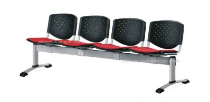 Seduta attesa a 4 posti con sedili rivestiti in tessuto 100% poliestere FR, schienali in polipropilene forato e struttura in alluminio verniciato grigio, ideale per reception, sale d’attesa, aree visitatori e ambienti ufficio professionali.