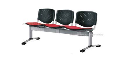 Seduta attesa a 3 posti con sedili rivestiti in tessuto 100% poliestere FR, schienali in polipropilene e struttura in alluminio verniciato grigio, ideale per reception, sale d’attesa, aree visitatori e ambienti ufficio professionali.