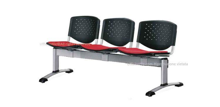 Seduta attesa a 3 posti con sedili rivestiti in tessuto 100% poliestere FR, schienali in polipropilene e struttura in alluminio verniciato grigio, ideale per reception, sale d’attesa, aree visitatori e ambienti ufficio professionali.