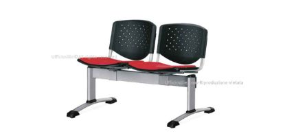Panca attesa a 2 posti con sedili rivestiti in tessuto 100% poliestere FR, schienali in polipropilene e struttura in alluminio verniciato grigio, adatta per reception, sale d’attesa, aree visitatori e ambienti ufficio professionali.