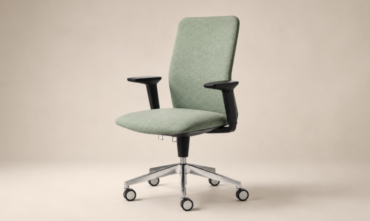 Poltrona operativa ergonomica con base a 5 razze cromate, retroschienale in poliuretano rivestito, braccioli in nylon nero regolabili in altezza, meccanismo oscillante, sistema antiurto e antiritorno dello schienale e rivestimento ignifugo Xtreme FR.