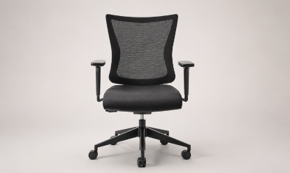 Poltrona ufficio operativa con schienale basso in rete, struttura portante nera, sedile imbottito, braccioli regolabili 2D con pad in PU, elevazione a gas e rivestimento resistente alla fiamma Classe 1IM.