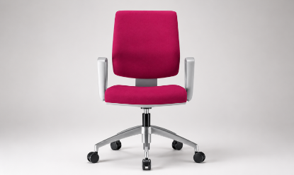 Poltrona operativa con retroschienale in poliuretano bianco, braccioli in nylon, meccanismo oscillante, sistema antiurto e antiritorno dello schienale, elevazione a gas e rivestimento in tela ignifuga Xtreme FR Classe 1.