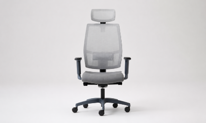 Seduta ergonomica da ufficio con struttura in polipropilene nero, poggiatesta e schienale in rete regolabile in altezza, braccioli 2D, supporto lombare regolabile e sedile imbottito in poliuretano espanso.