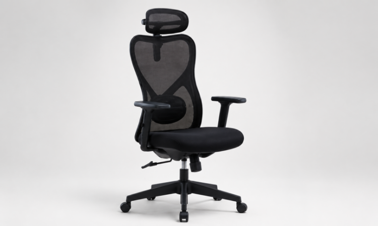 Poltrona executive con movimento Syncron, poggiatesta regolabile in rete autoportante, supporto lombare imbottito regolabile, braccioli regolabili in altezza, base a 5 razze in nylon e rivestimento in tessuto teddy ignifugo nero.