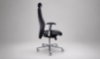 Poltrona direzionale con braccioli regolabili, sedile in memory foam, schienale regolabile in altezza, meccanismo sincronizzato sedile-schienale, base a 5 razze in alluminio lucido con ruote e rivestimento tecnico.