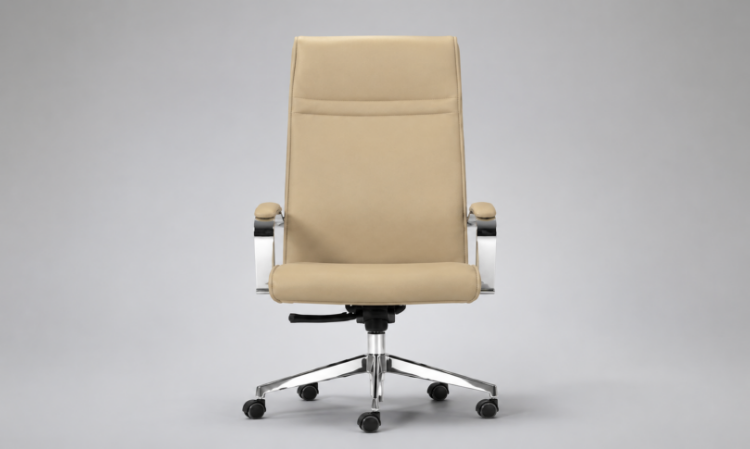 Poltrona direzionale oscillante con schienale alto, scocca in multistrato di faggio, imbottitura in poliuretano espanso, braccioli cromati con pad imbottiti, base a 5 razze in alluminio lucido e rivestimento classe 1IM.