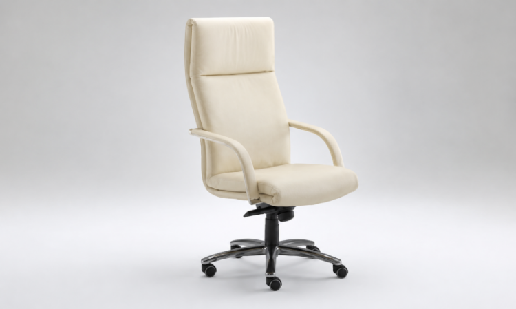 Poltrona direzionale Classic per ufficio executive, con meccanismo oscillante a punto di rotazione avanzato, struttura interna in multistrato di faggio e pioppo, imbottitura in poliuretano espanso indeformabile, base a 5 razze in alluminio lucido con ruote e rivestimento in ecopelle certificata.