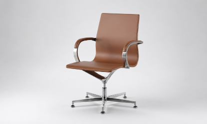 Poltrona visitatore girevole con schienale basso interamente rivestito, ritorno automatico, base a 5 razze in alluminio lucido su piedini e rivestimento tecnico in PVC, poliestere, cotone e poliuretano.