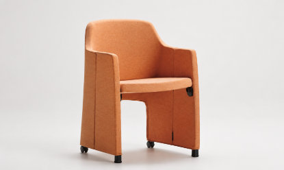 Poltroncina a pozzetto pieghevole per sale conferenza e riunioni, con fianco integrato richiudibile, sedile ribaltabile, struttura interna in acciaio, imbottitura in poliuretano schiumato fonoassorbente e rivestimento Trevira CS.