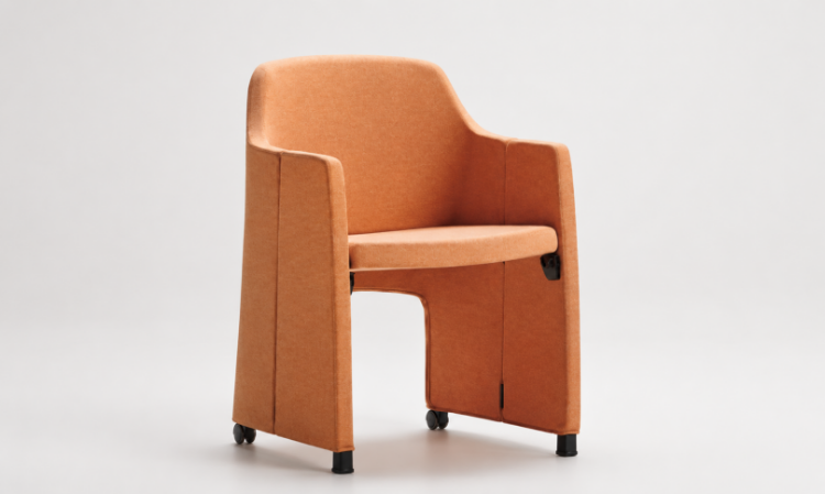 Poltroncina a pozzetto pieghevole per sale conferenza e riunioni, con fianco integrato richiudibile, sedile ribaltabile, struttura interna in acciaio, imbottitura in poliuretano schiumato fonoassorbente e rivestimento Trevira CS.