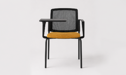 Sedia per sale formazione e conferenza con struttura a 4 gambe, bracciolo con tavoletta antipanico, seduta rivestita in tessuto Trevira CS, schienale in rete, telaio ovale verniciato nero e configurazione sovrapponibile.