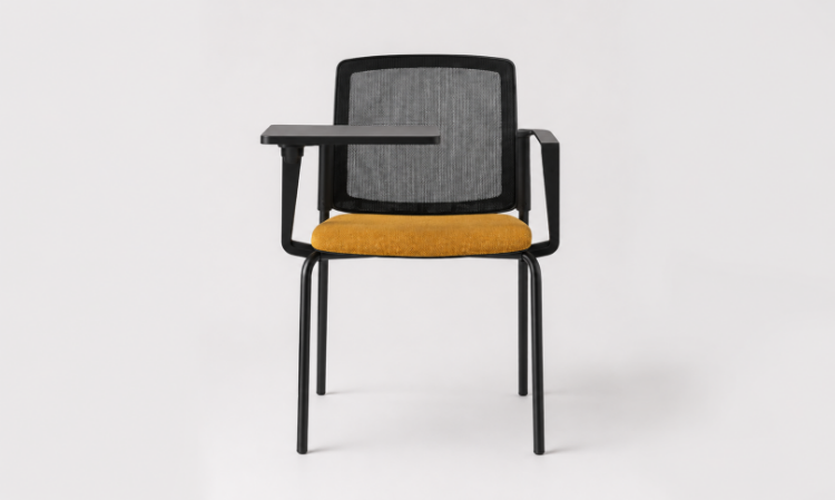Sedia per sale formazione e conferenza con struttura a 4 gambe, bracciolo con tavoletta antipanico, seduta rivestita in tessuto Trevira CS, schienale in rete, telaio ovale verniciato nero e configurazione sovrapponibile.