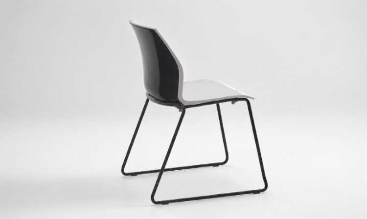Seduta su slitta Malea per ufficio, sale riunioni e aree visitatori, con monoscocca bicolore in polipropilene, interno bianco, retroschienale lucido disponibile in diversi colori e struttura in acciaio verniciato bianco, nero alluminio oppure cromato.