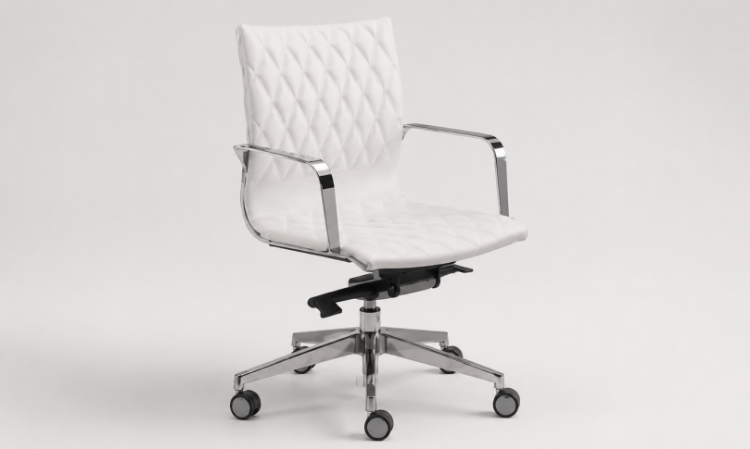 Poltroncina interlocutori Crun con schienale medio e inserti a rombi, struttura e braccioli cromati, base a 5 razze in alluminio lucido con ruote, rivestimento in ecopelle ignifuga e meccanismo oscillante per uffici, sale riunioni e aree direzionali.