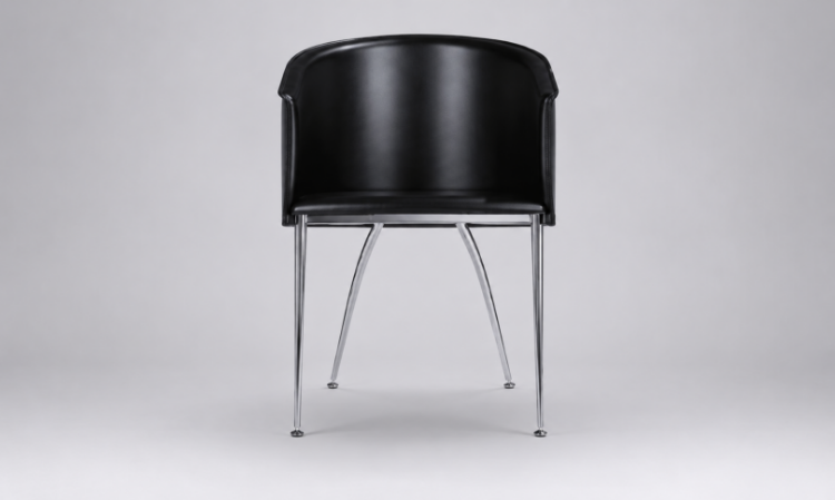 Poltroncina a pozzetto in cuoietto nero per aree attesa e tavoli riunione, con sedile e schienale in legno curvato, imbottitura in poliuretano espanso indeformabile e struttura a 4 gambe in tubolare d’acciaio cromato con piedini orientabili o ruote.