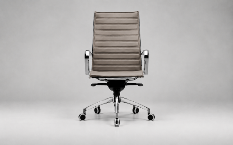 Poltrona direzionale Centouno con braccioli fissi, base a 5 razze in alluminio lucido con ruote, meccanismo oscillante a fulcro centrale, elevazione a gas e rivestimento tecnico in PVC, poliestere e cotone.