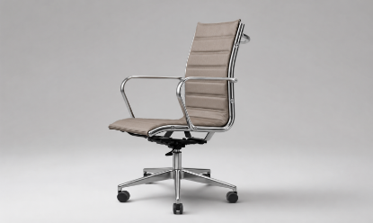 Poltrona girevole direzionale con schienale medio, base a 5 razze in alluminio lucido con ruote, piastra fissa, elevazione a gas e rivestimento tecnico in PVC, poliestere e cotone.