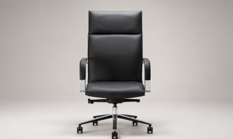 Poltrona direzionale con schienale alto in similpelle, monoscocca in multistrato di legno, braccioli integrati in tubolare d’acciaio cromato, base a 5 razze in alluminio lucido, ruote frenate e rivestimento Classe 1IM.