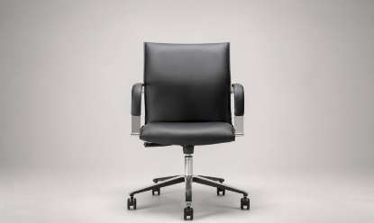 Seduta direzionale con schienale basso, imbottitura in poliuretano espanso flessibile, braccioli integrati in tubolare d’acciaio cromato con top rivestito, base a 5 razze in alluminio lucido, ruote frenate e rivestimento Classe 1IM.