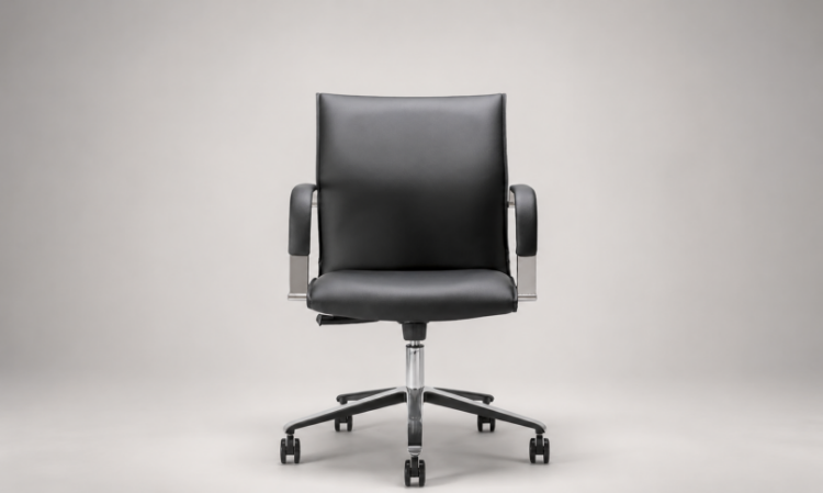 Seduta direzionale con schienale basso, imbottitura in poliuretano espanso flessibile, braccioli integrati in tubolare d’acciaio cromato con top rivestito, base a 5 razze in alluminio lucido, ruote frenate e rivestimento Classe 1IM.