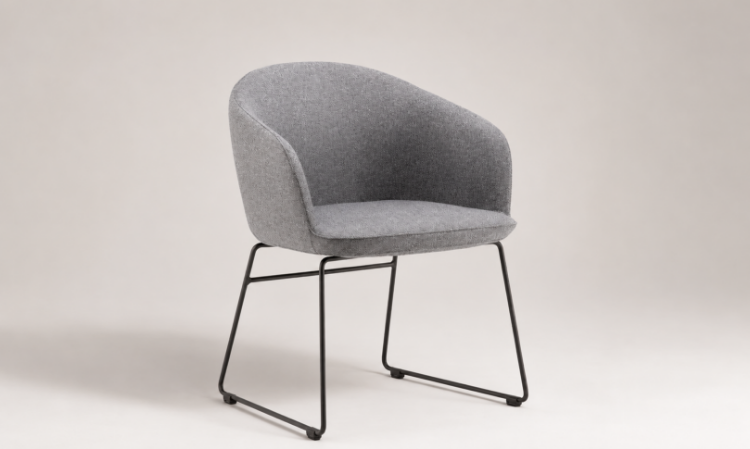 Poltroncina visitatore su slitta con monoscocca a schienale basso in poliuretano schiumato a freddo ignifugo, base a slitta in tondino d’acciaio verniciato nero e rivestimento in poliestere Trevira CS® Classe 1IM.