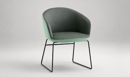 Seduta attesa bicolore su slitta con monoscocca a schienale basso in poliuretano schiumato a freddo ignifugo, base a slitta in tondino d’acciaio verniciato nero, rivestimento esterno Trevira CS® e rivestimento interno in PU, cotone e poliestere.