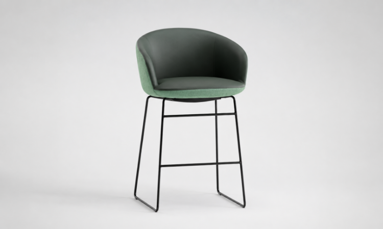 Sgabello Milos bicolore in poliuretano schiumato a freddo ignifugo, con base a slitta in tondino d’acciaio verniciato nero, rivestimento esterno Trevira CS® e rivestimento interno in PU, cotone e poliestere.