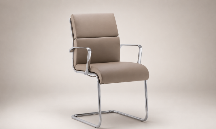 Poltrona visitatore su slitta cromata con schienale basso, imbottitura in poliuretano espanso flessibile, rivestimento tecnico in PVC, PES e PU Classe 1IM e certificazioni EN 1335, EN 1022, EN 1728, EN 16139 e CAM.
