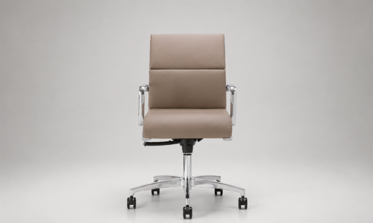 Poltrona direzionale con schienale basso, struttura monoscocca in acciaio cromato, braccioli fissi in alluminio lucido, base a 5 razze in alluminio lucido con ruote frenate e rivestimento tecnico Classe 1IM.