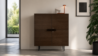 Credenza ufficio direzionale con quattro ante battenti, sistema di chiusura ammortizzata, serratura di sicurezza Yale, struttura in pannelli melaminici a bassa emissione di formaldeide e piedini livellatori neri.