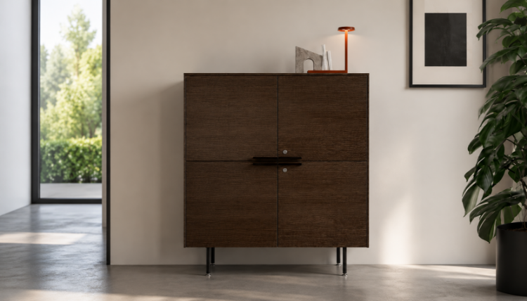 Credenza ufficio direzionale con quattro ante battenti, sistema di chiusura ammortizzata, serratura di sicurezza Yale, struttura in pannelli melaminici a bassa emissione di formaldeide e piedini livellatori neri.