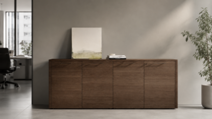 Credenza bassa cm 160 in finitura Noce Lux, composta da due moduli affiancati ad altezza scrivania, con top di finitura continuo, fianchi laterali di chiusura, ante con serratura e piedini livellatori.
