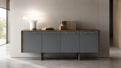 Consolle direzionale per ufficio con quattro ante laccate opache, top e fianchi di chiusura in vero legno, maniglie brunite, serrature di sicurezza Yale, piedini livellatori e struttura in pannelli a bassa emissione di formaldeide.