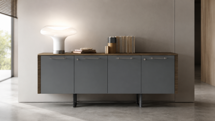 Consolle direzionale per ufficio con quattro ante laccate opache, top e fianchi di chiusura in vero legno, maniglie brunite, serrature di sicurezza Yale, piedini livellatori e struttura in pannelli a bassa emissione di formaldeide.