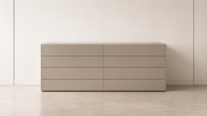 Madia direzionale a 8 cassetti con finitura laccato opaco, design monolitico senza maniglie, apertura push-pull integrata, top, fianchi e schienale di finitura, piedini regolabili nascosti e struttura in pannello ecologico da legno riciclato.