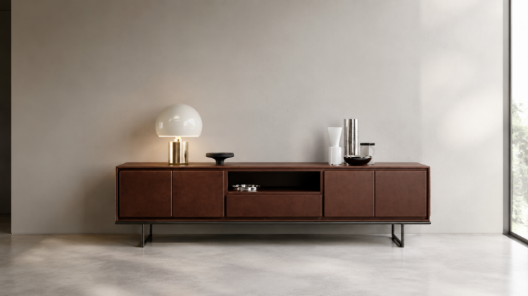 Madia manageriale di design lunga 240 cm, con quattro ante e un cassetto, completamente rivestita in cuoio e sollevata da terra tramite un elegante basamento alto in tubolare metallico tondo.
