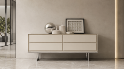 Credenza in cuoio larga 160 cm con quattro cassetti capienti, struttura interna in pannello nobilitato, rivestimento esterno integrale in cuoio e basamento alto in tubolare metallico tondo con finitura cromata.