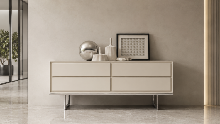 Credenza in cuoio larga 160 cm con quattro cassetti capienti, struttura interna in pannello nobilitato, rivestimento esterno integrale in cuoio e basamento alto in tubolare metallico tondo con finitura cromata.