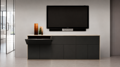 Madia contenitore da ufficio larga 272 cm con 6 ante battenti inferiori, 3 ante a ribalta superiori, sistema di apertura push-pull senza maniglie, top continuo su misura, fianchi strutturali spessi e pannelli melaminici antiriflesso a bassa emissione di formaldeide.