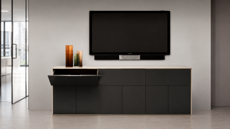 Madia contenitore da ufficio larga 272 cm con 6 ante battenti inferiori, 3 ante a ribalta superiori, sistema di apertura push-pull senza maniglie, top continuo su misura, fianchi strutturali spessi e pannelli melaminici antiriflesso a bassa emissione di formaldeide.