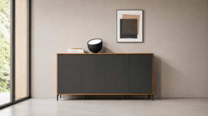 Madia contenitore design a 4 ante con cassa esterna in finitura nera, ante in Eucalipto, sistema di apertura push-pull senza maniglie, basamento rialzato con piedini in metallo verniciato e struttura in pannelli melaminici antiriflesso a bassa emissione di formaldeide.