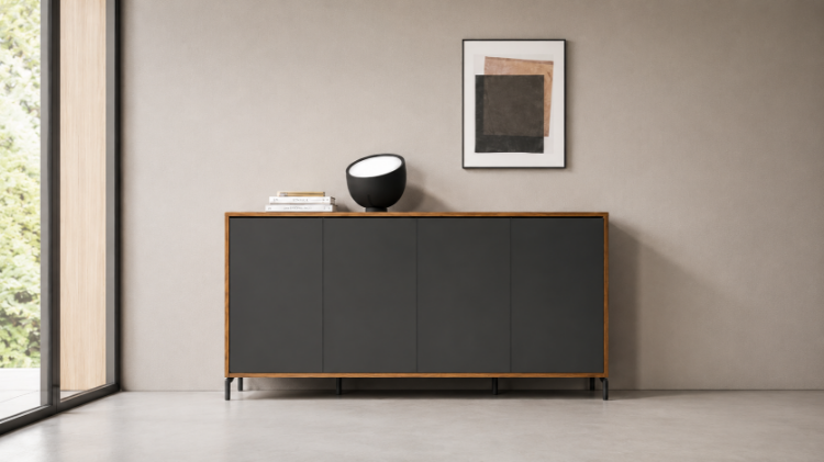 Madia contenitore design a 4 ante con cassa esterna in finitura nera, ante in Eucalipto, sistema di apertura push-pull senza maniglie, basamento rialzato con piedini in metallo verniciato e struttura in pannelli melaminici antiriflesso a bassa emissione di formaldeide.