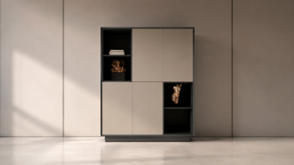 Madia h 166 con configurazione verticale, ante battenti e vani a giorno, sistema di apertura push-pull senza maniglie, zoccolo a terra, finiture Basalto e Grigio Titanio e struttura in pannelli melaminici antiriflesso a bassa emissione di formaldeide.