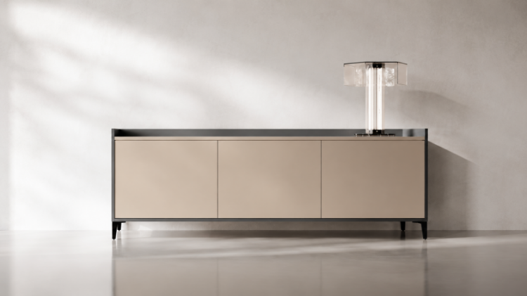 Madia bassa direzionale con 3 ante battenti push-pull, struttura in melaminico con finitura antiriflesso, finiture Canapa e Grigio Titanio, piedi perimetrali in ABS e design moderno senza maniglie a vista.