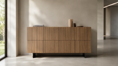 Madia componibile per ufficio con 8 ante, realizzata in conglomerato ligneo con rivestimento melaminico, costruzione in folding, schiena interna, bordi in ABS e finiture disponibili in bianco, noce Maroncelli, blu atlantik, giallo mango o verde marino.