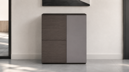 Madia per ufficio h 123 cm con anta opaca, struttura in truciolare nobilitato con resine melaminiche antiriflesso, bordi in ABS, piedini regolabili in ABS e cerniere in acciaio nichelato opaco con apertura a 110°.