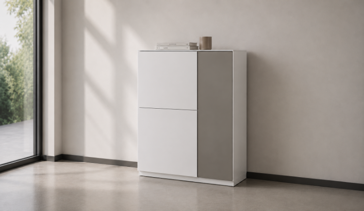 Madia per ufficio h 123 cm con ante in melaminico, struttura in truciolare nobilitato con resine melaminiche antiriflesso, fondo e ripiano intermedio da 28 mm, bordi in ABS, piedini regolabili e cerniere in acciaio nichelato opaco con apertura a 110°.